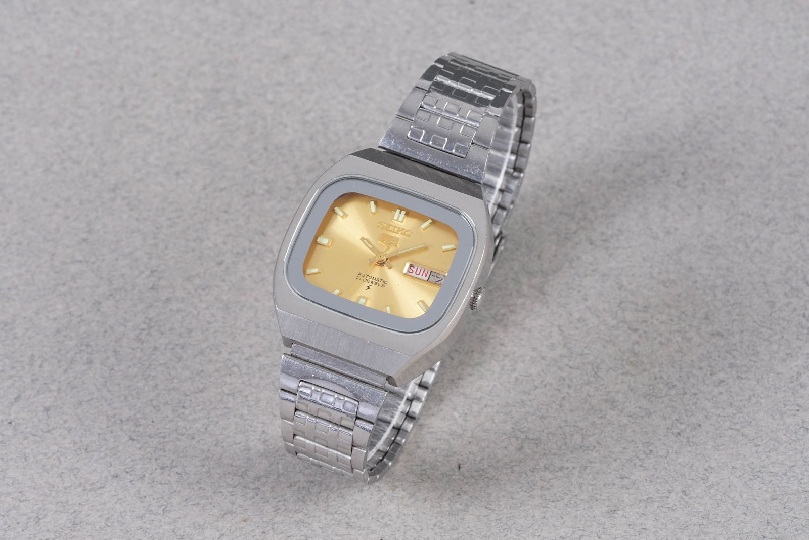 SEIKO 5 TV AUTOMATIC DAY DATE WRISTWATCH REF. 6309-561A: SEIKO 5 TV AUTOMATIC DAY DATE WRISTWATCH REF. 6309-561A, this watch is a ref. 6309-561A and is fitted with a rounded champagne dial with day date windows, applied hour markers and hands. The 35mm stai