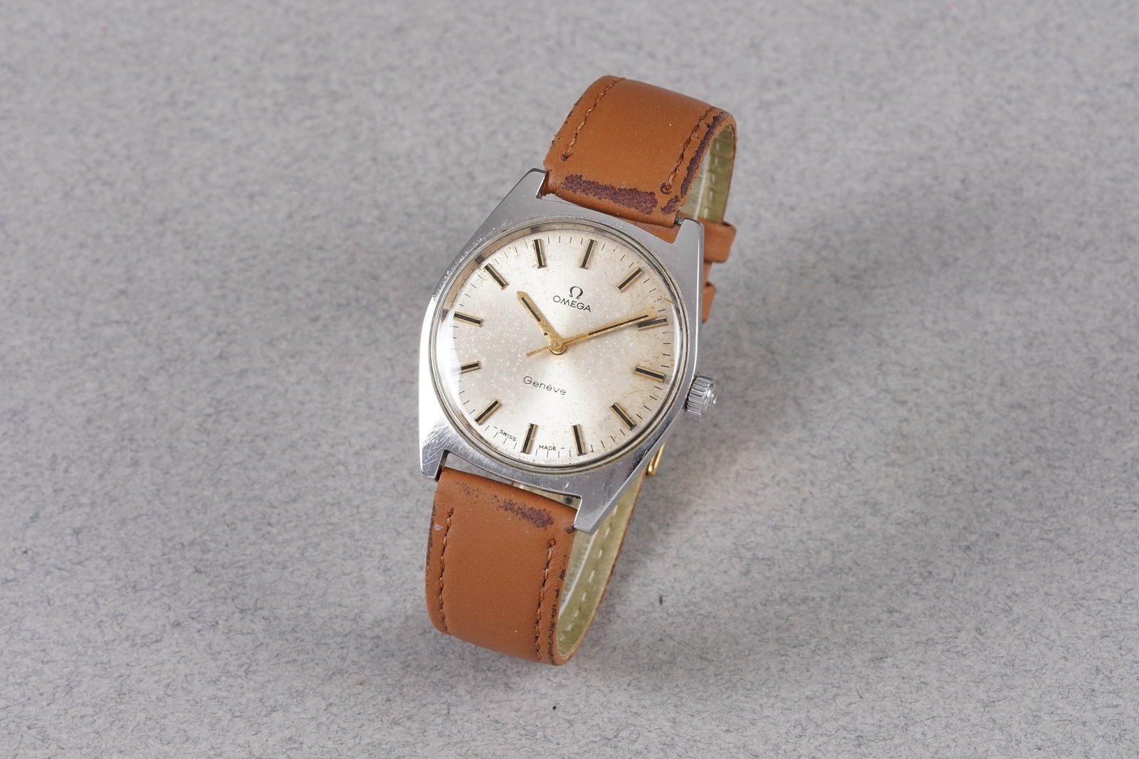 OMEGA GENEVE WRISTWATCH REF. 135.041: OMEGA GENEVE WRISTWATCH REF. 135.041, this watch is a ref. 135.041 and is fitted with a circular patina dial with applied gold tone hour markers and hands. The 34.5mm stainless steel case is fitted