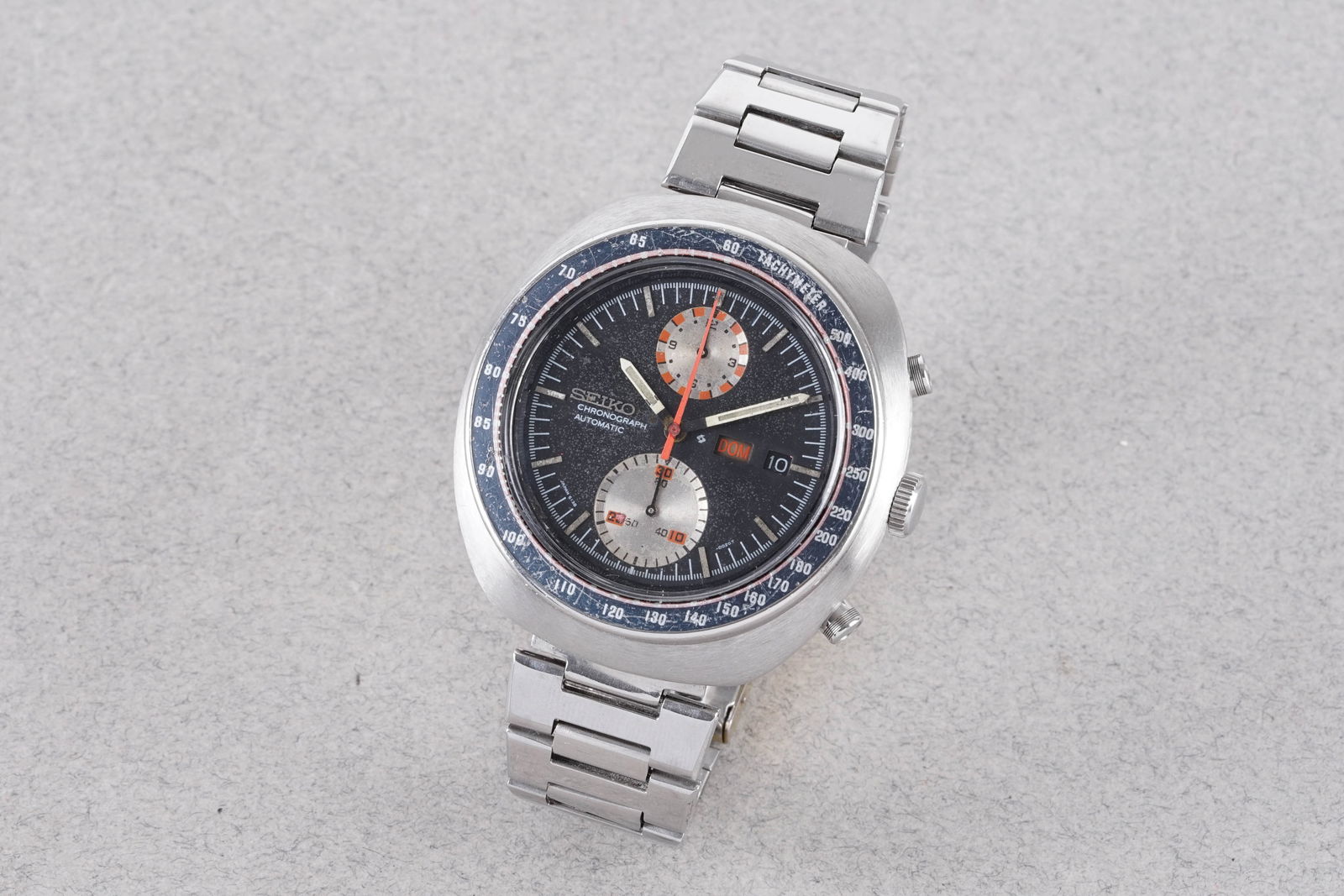 SEIKO 'UFO' AUTOMATIC CHRONOGRAPH REF. 6138-0011: SEIKO 'UFO' AUTOMATIC CHRONOGRAPH REF. 6138-0011, this watch is fitted with a circular black twin register dial with hour markers and hands. The 43mm stainless steel case is fitted with a crown, twin