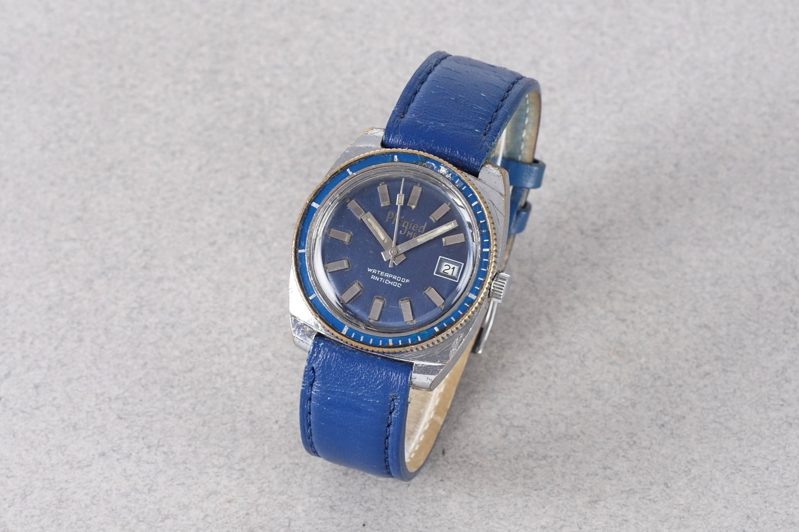 PHIGIED MEC DATE SKIN DIVER WRISTWATCH: PHIGIED MEC DATE SKIN DIVER WRISTWATCH, this watch is fitted with a circular blue dial with a date window, applied hour markers and hands. The 36mm case is fitted with a crown and a case back. Inside