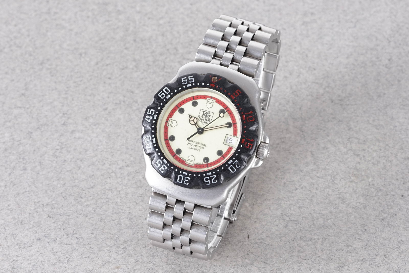 TAG HEUER FORMULA 1 PROFESSIONAL DATE REF. 371.513: TAG HEUER FORMULA 1 PROFESSIONAL DATE REF. 371.513, this watch is a ref. 371.513 and is fitted with a circular lime green dial with a date window, dot hour markers and hands. The 35mm stainless steel