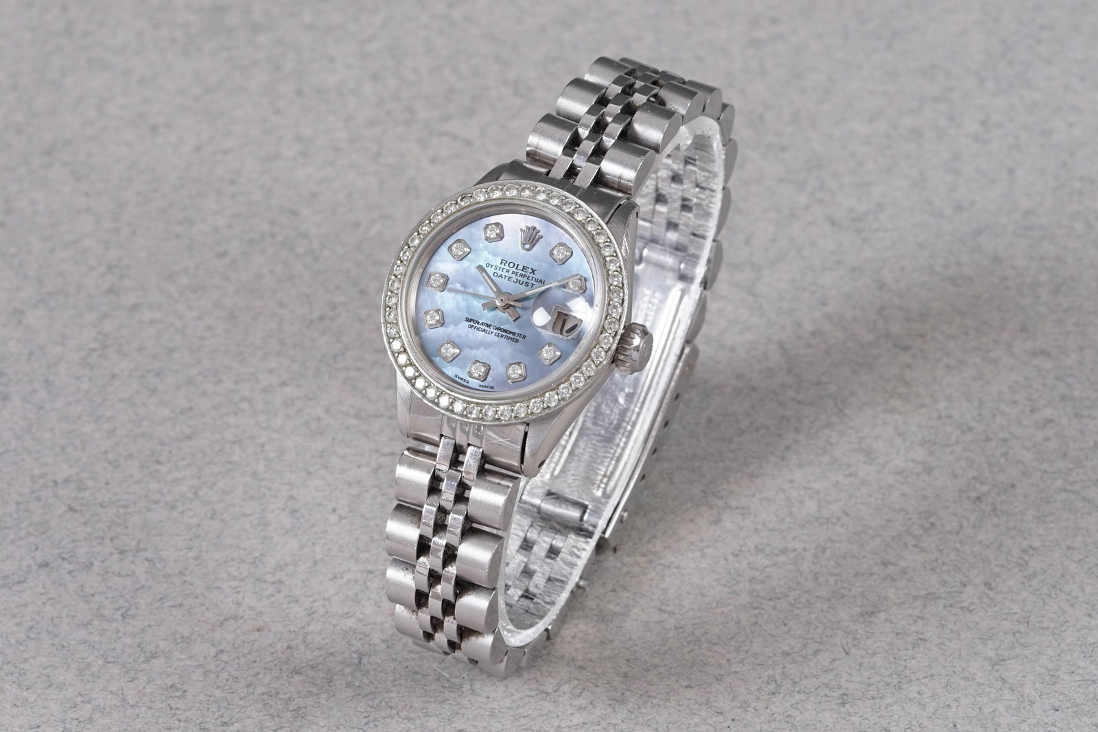 ROLEX OYSTER PERPETUAL DIAMOND SET MOTHER OF PEARL DIAL REF. 6517 CIRCA 1963: ROLEX OYSTER PERPETUAL DIAMOND SET MOTHER OF PEARL DIAL REF. 6517 CIRCA 1963, this watch is a ref. 6517 and is fitted with a circular mother of pearl dial with diamond set hour markers and