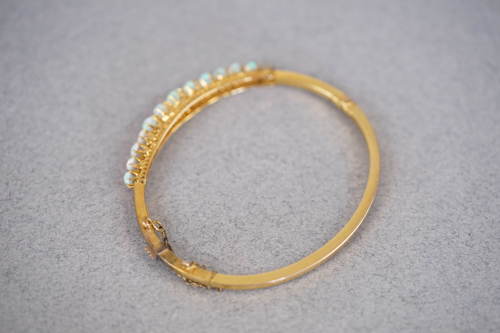 9CT GOLD OPAL BANGLE BRACELET - 8