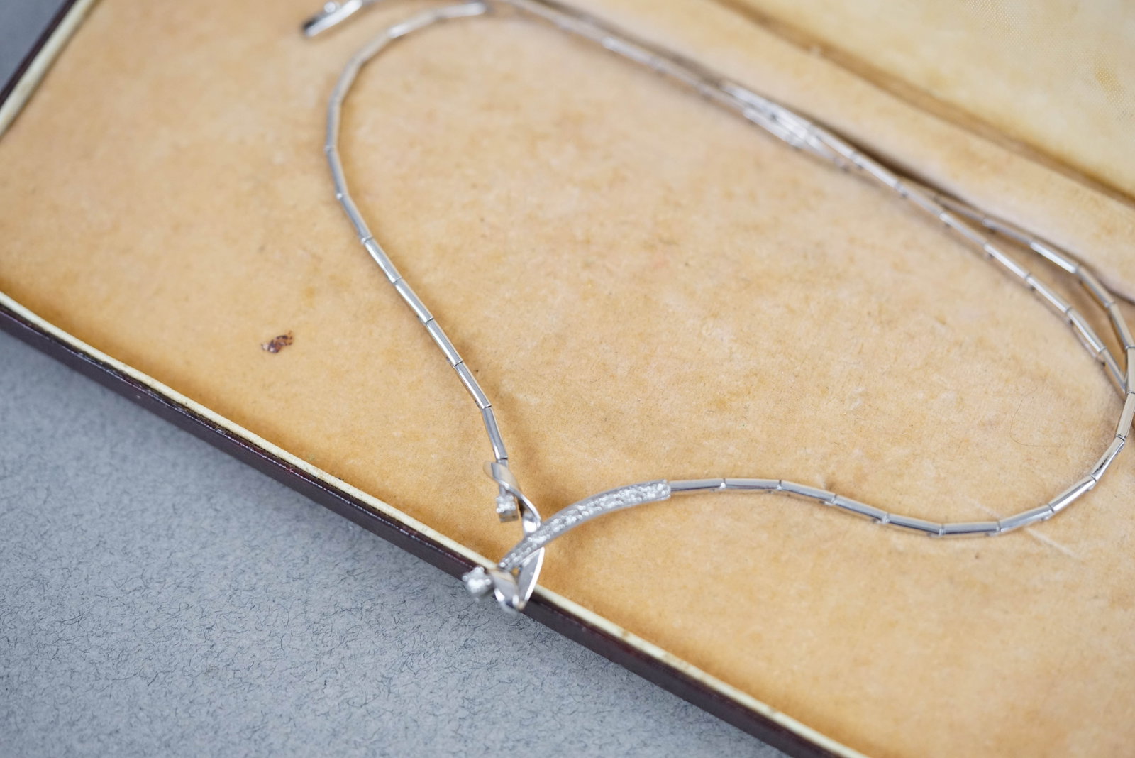 18CT WHITE GOLD & DIAMOND SET NECKLACE W/ BOX: 18ct white gold & diamond set necklace with box gross weight 13.43gms