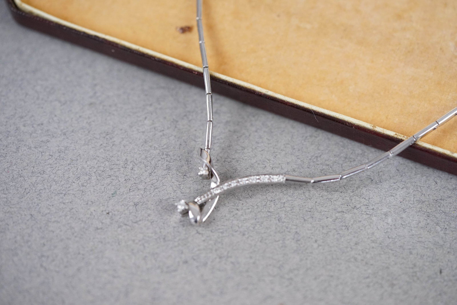 18CT WHITE GOLD & DIAMOND SET NECKLACE W/ BOX - 2