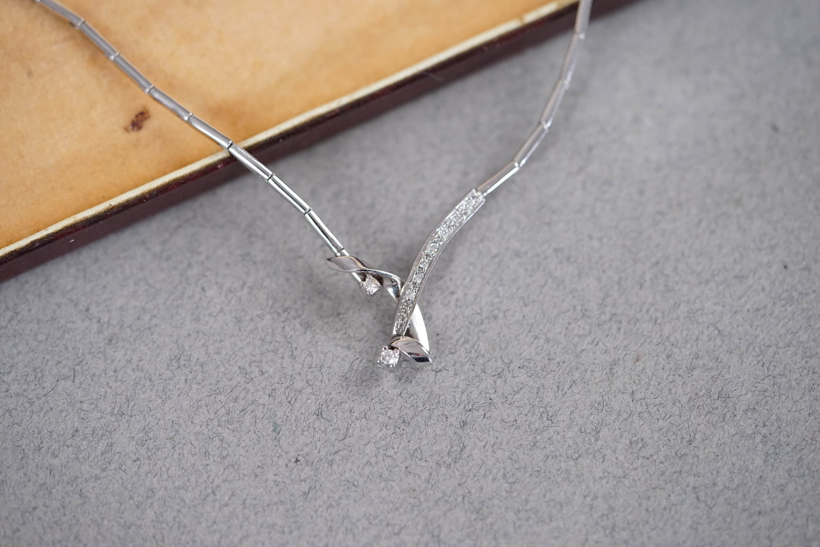 18CT WHITE GOLD & DIAMOND SET NECKLACE W/ BOX - 3