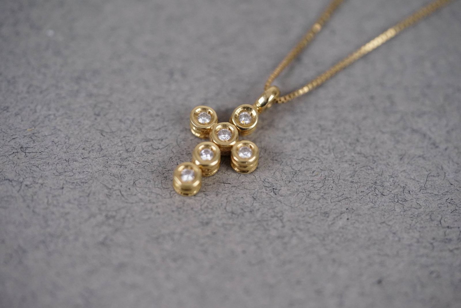 18CT DIAMOND SET CROSS NECKLACE PENDANT: 18CT diamond set cross and necklace pendant gross weight 3.91gms