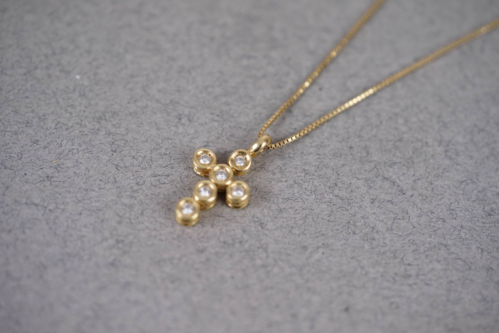 18CT DIAMOND SET CROSS NECKLACE PENDANT - 2