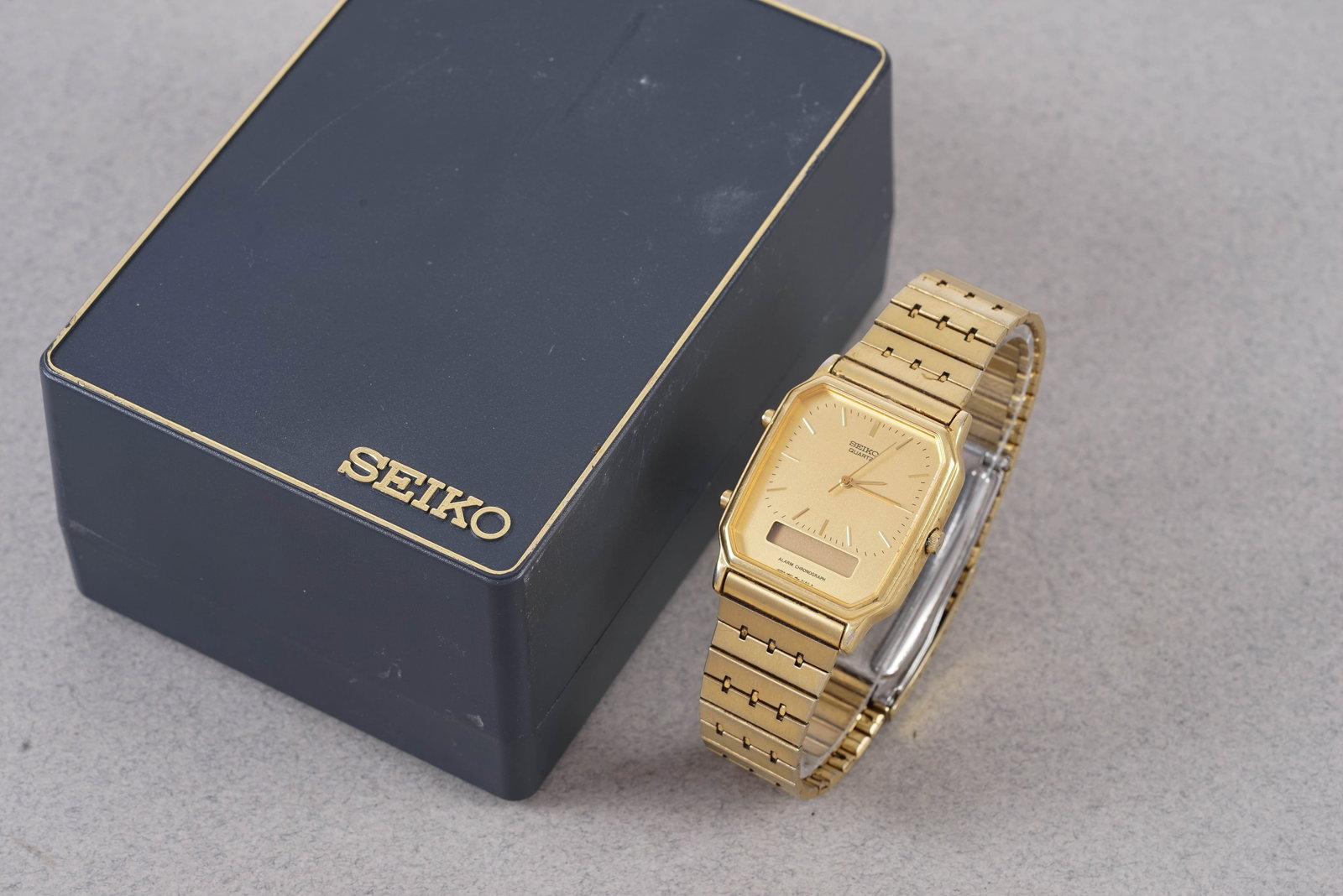 SEIKO QUARTZ ALARM CHRONOGRAPH W/ BOX REF. H601-5140: SEIKO QUARTZ ALARM CHRONOGRAPH W/ BOX REF. H601-5140, this watch is a ref. H601-5140 and is fitted with an oblong gold tone dial with a digital display and baton markers/ hands. The 29mm gold tone cas