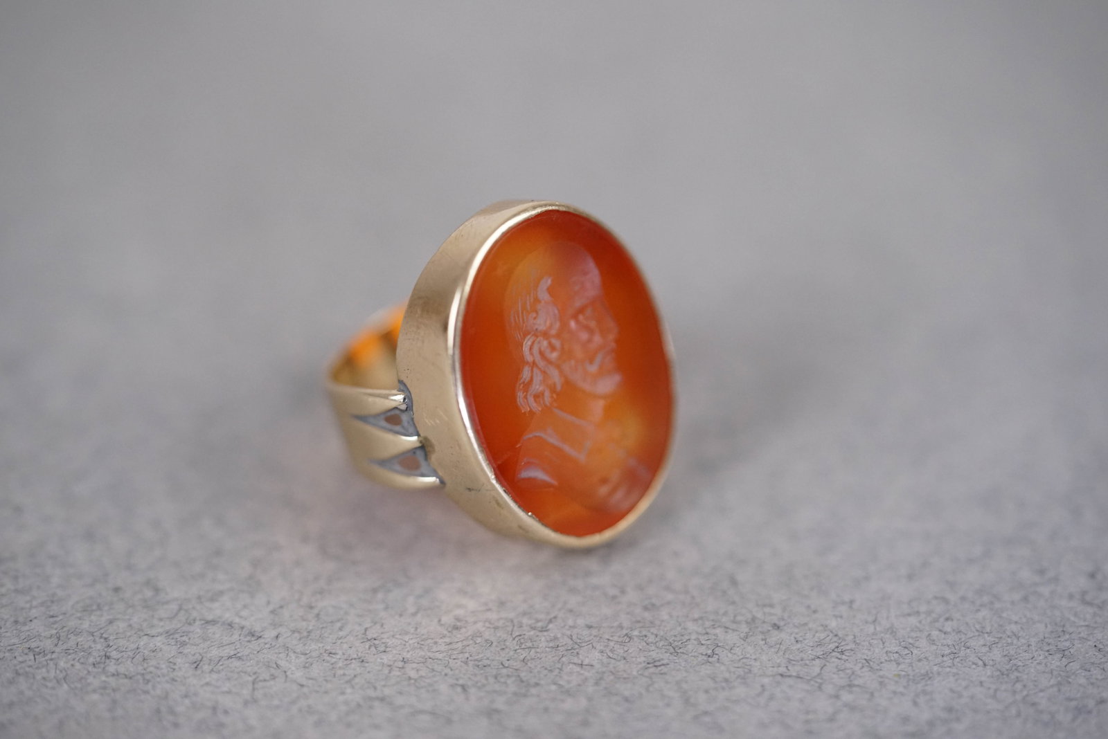 9CT GOLD CARNELIAN RING - 2
