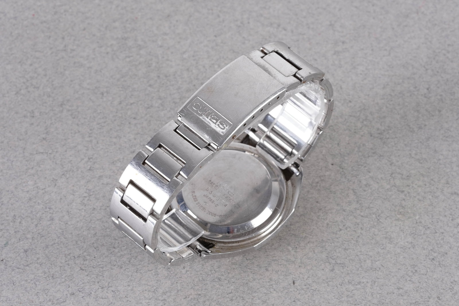 SEIKO AUTOMATIC DATE WRISTWATCH REF. 7005-8210 CIRCA 1975 - 3