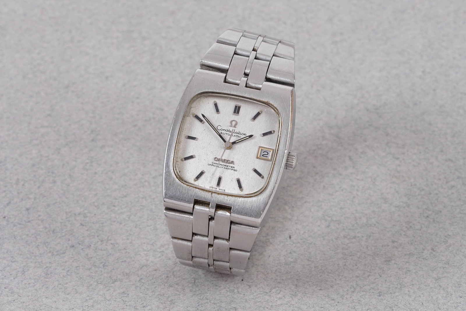 OMEGA CONSTELLATION AUTOMATIC CHRONOMETER DATE WRISTWATCH: OMEGA CONSTELLATION AUTOMATIC CHRONOMETER DATE WRISTWATCH, this watch is fitted with a rounded square silver dial with a date window, applied hour markers and hands. The 33mm stainless steel case is f