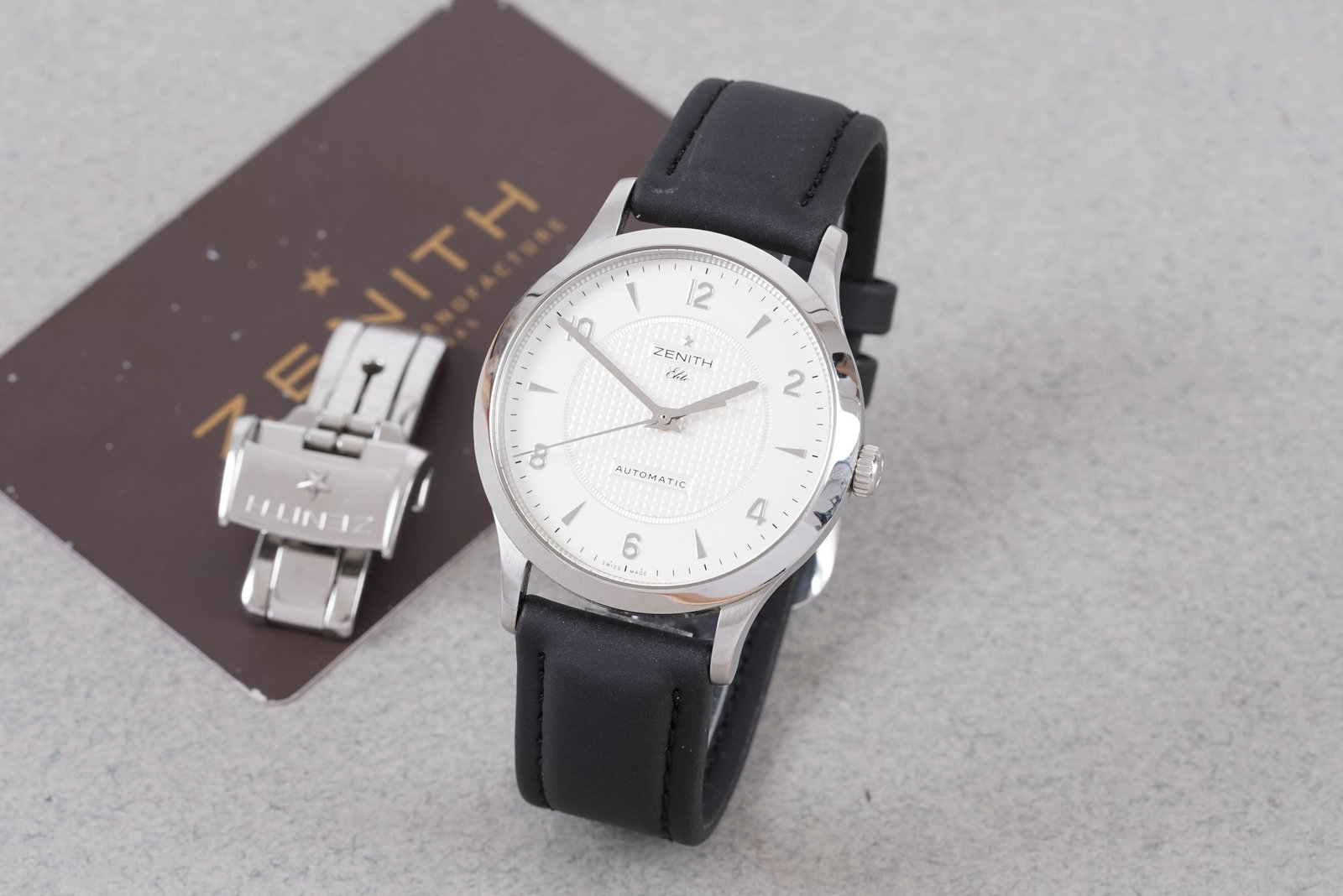 ZENITH CLASS ELITE AUTOMATIC W/ GUARANTEE CARD REF. 03.1125.679: ZENITH CLASS ELITE AUTOMATIC W/ GUARANTEE CARD REF. 03.1125.679, this watch is fitted with a round textured dial with applied hour markers and stick hands. The 37mm steel case is fitted with a crown a