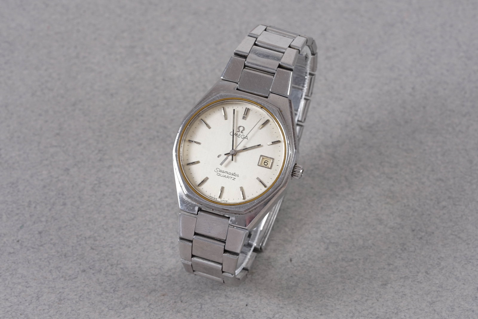 OMEGA SEAMASTER QUARTZ DATE REF. 1960128: OMEGA SEAMASTER QUARTZ DATE REF. 1960128, this watch is a ref. 1960128 and is fitted with a circular silver dial with a date window, applied stick hour markers and hands. The 35mm stainless steel case