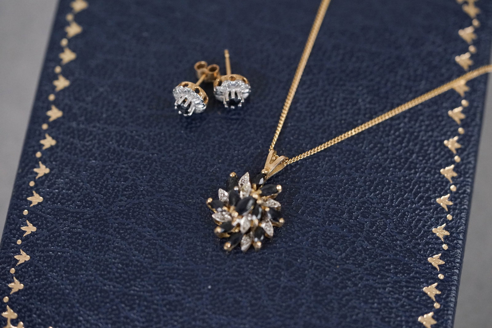 9CT GOLD SAPPHIRE & DIAMOND SET NECKLACE & EARRING STUDS W/ BOX - 2