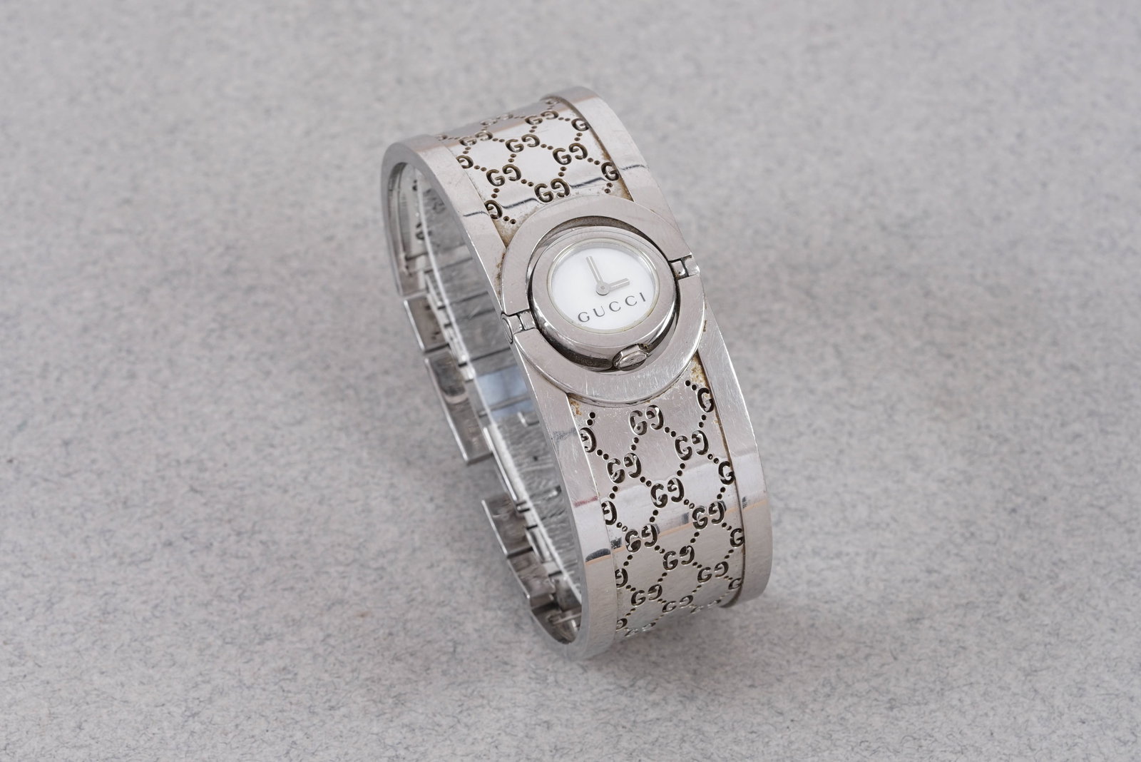 GUCCI GG BANGLE WRISTWATCH W/ BOX REF. 112 - 2