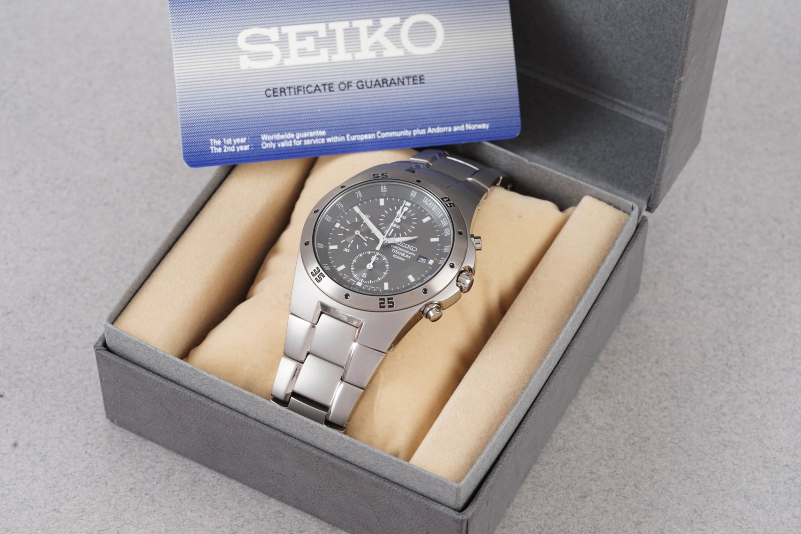SEIKO CHRONOGRAPH TITANIUM W/ BOX & GUARANTEE CARD REF. 7T92-0ED0: SEIKO CHRONOGRAPH TITANIUM W/ BOX & GUARANTEE CARD REF. 7T92-0ED0, this watch is a ref. 7T92-0ED0 and is fitted with a round grey dial with a window, baton hour markers and hands. The 42 mm
