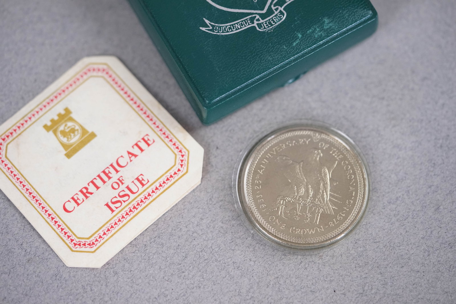 *TO BE SOLD WITHOUT RESERVE* ISLE OF MAN 25TH ANNIVERSARY OF THE CORONATION ONE CROWN 1978 W/ BOX & - 2