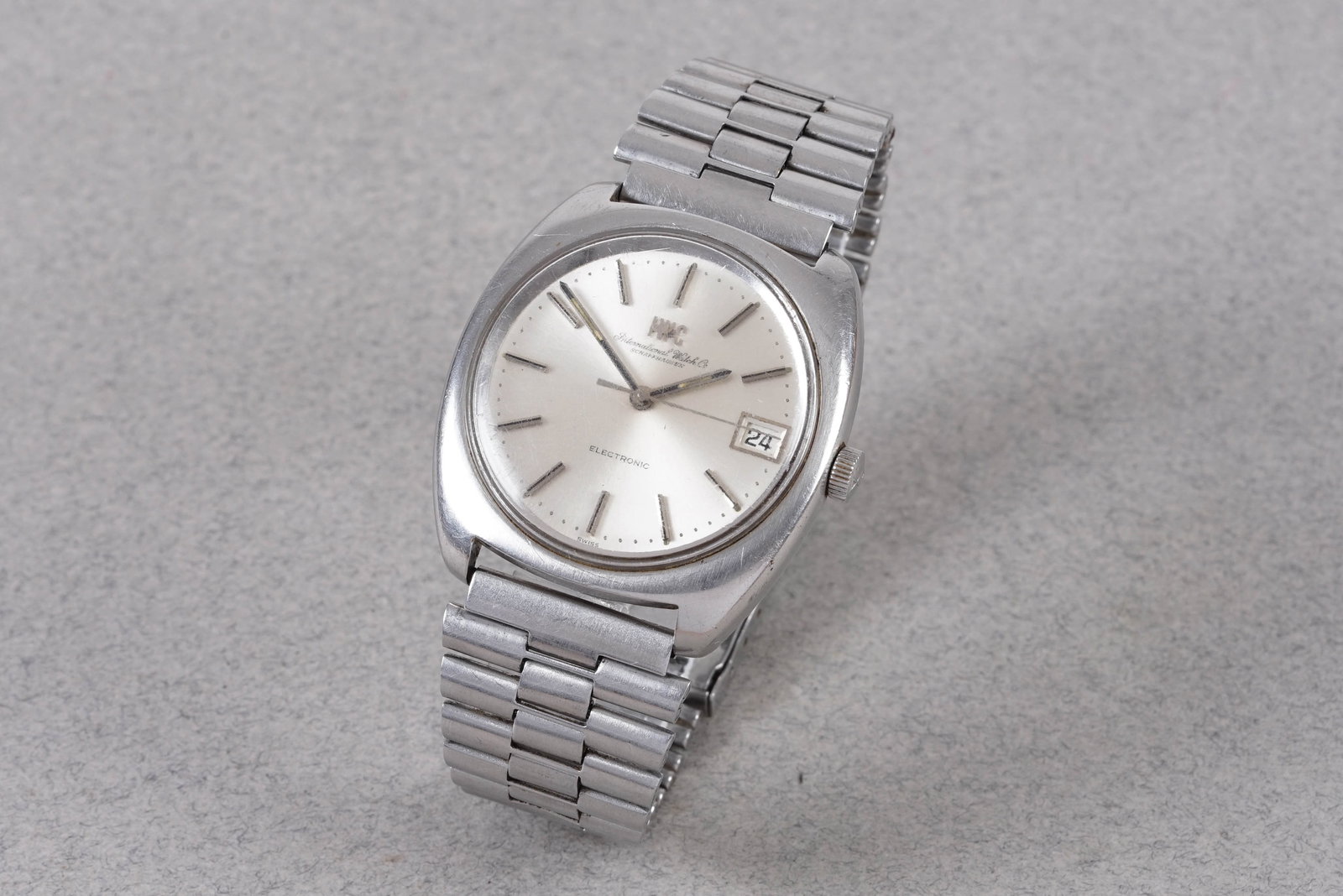 IWC SCHAFFHAUSEN ELECTRONIC DATE WRISTWATCH: IWC SCHAFFHAUSEN ELECTRONIC DATE WRISTWATCH, this watch is fitted with a circular silver dial with a date window, applied stick hour markers and hands. The 37mm stainless steel case is fitted with a c