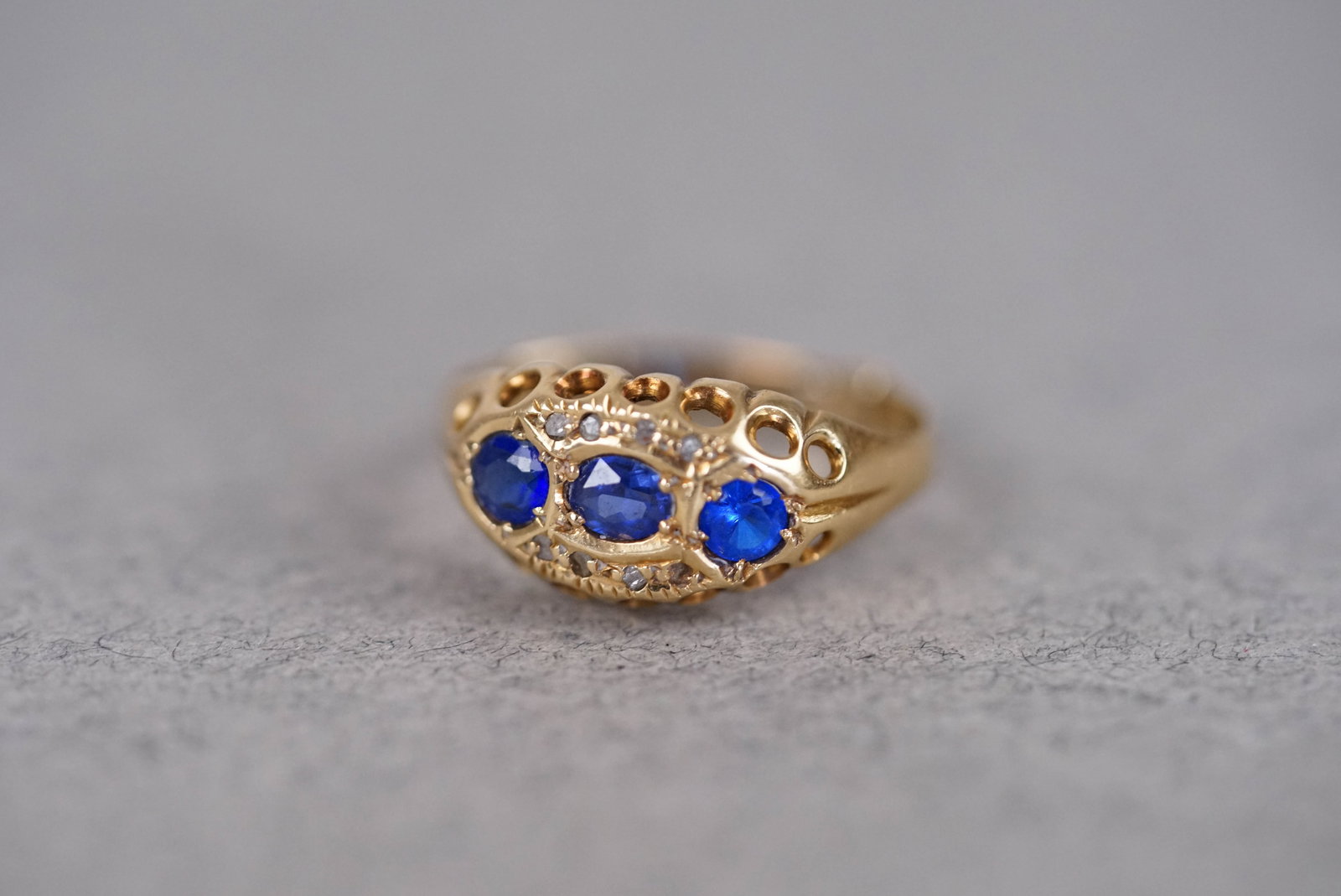 9CT THREE STONE SAPPHIRE SET RING: 9ct gold 3 stone sapphire ring gross weight 2.14 gms.
