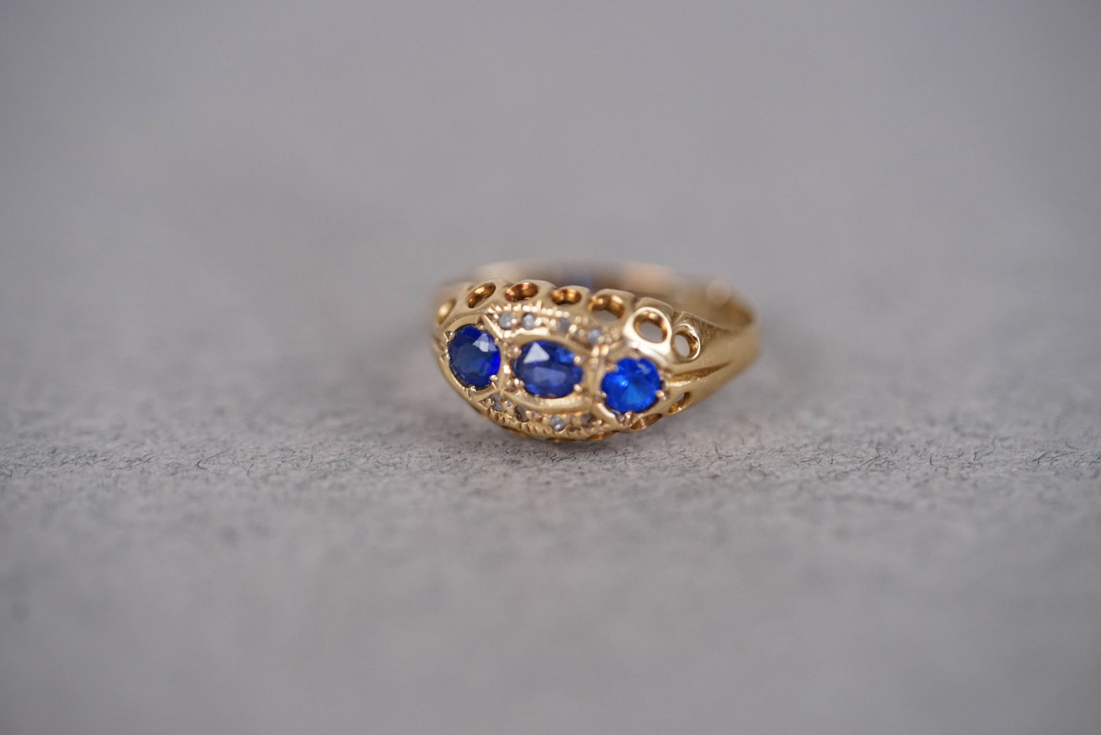 9CT THREE STONE SAPPHIRE SET RING - 2