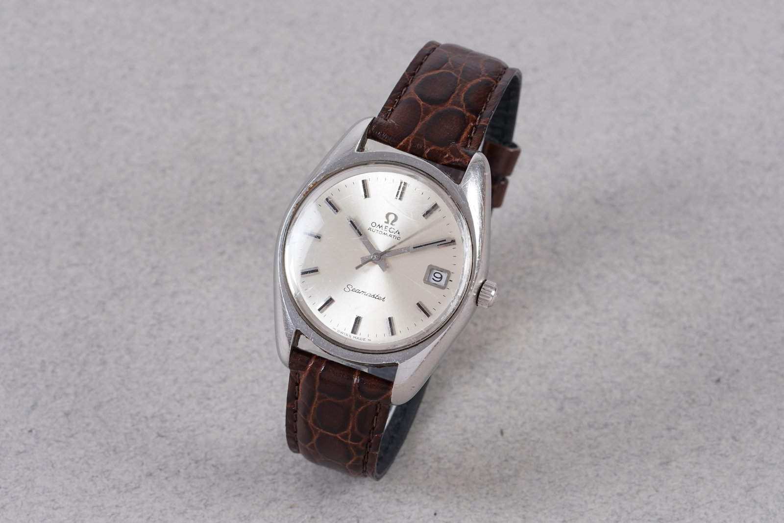 OMEGA SEAMASTER AUTOMATIC DATE WRISTWATCH: OMEGA SEAMASTER AUTOMATIC DATE WRISTWATCH, this watch is fitted with a circular silver dial with a date window, applied stick hour markers and hands. The 36mm stainless steel case is fitted with an om