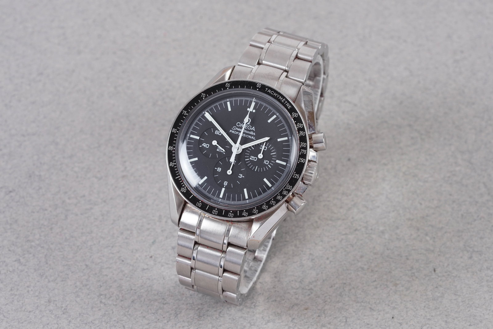 OMEGA SPEEDMASTER MOONWATCH W/ GUARANTEE CARD REF. 1450022 CIRCA 2001 - 2
