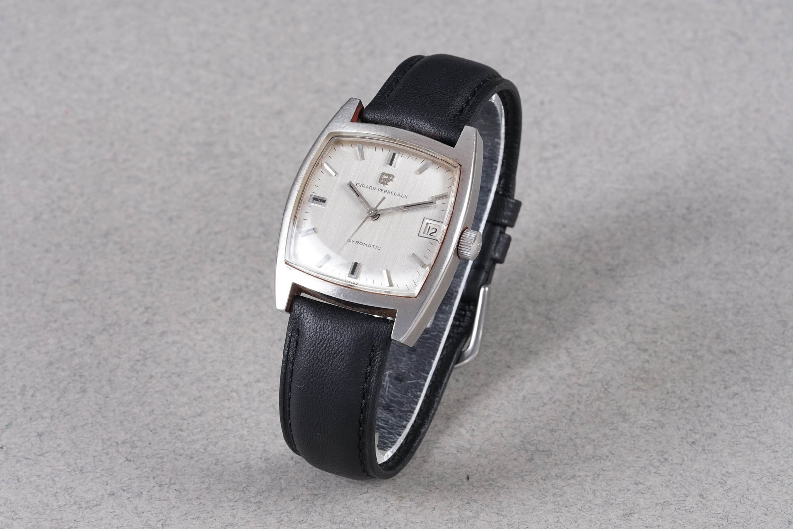 GIRARD PERREGAUX GYROMATIC DATE WRISTWATCH: GIRARD PERREGAUX GYROMATIC DATE WRISTWATCH, this watch is fitted with a silver brushed dial with applied baton hour markers and hands. The 31mm stainless steel case is fitted with a GP crown and a