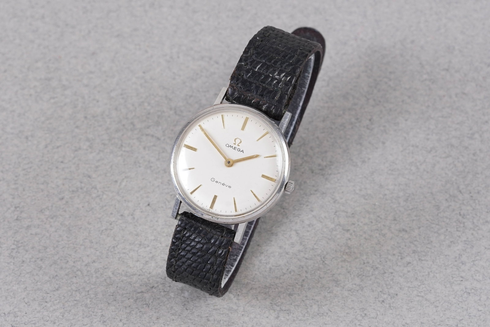 OMEGA GENEVE WRISTWATCH REF. 131.018: OMEGA GENEVE WRISTWATCH REF. 131.018, this watch is a ref. 131.018 and is fitted with a circular silver dial with gold applied hour markers and hands. The 31mm stainless steel case is fitted with a cr