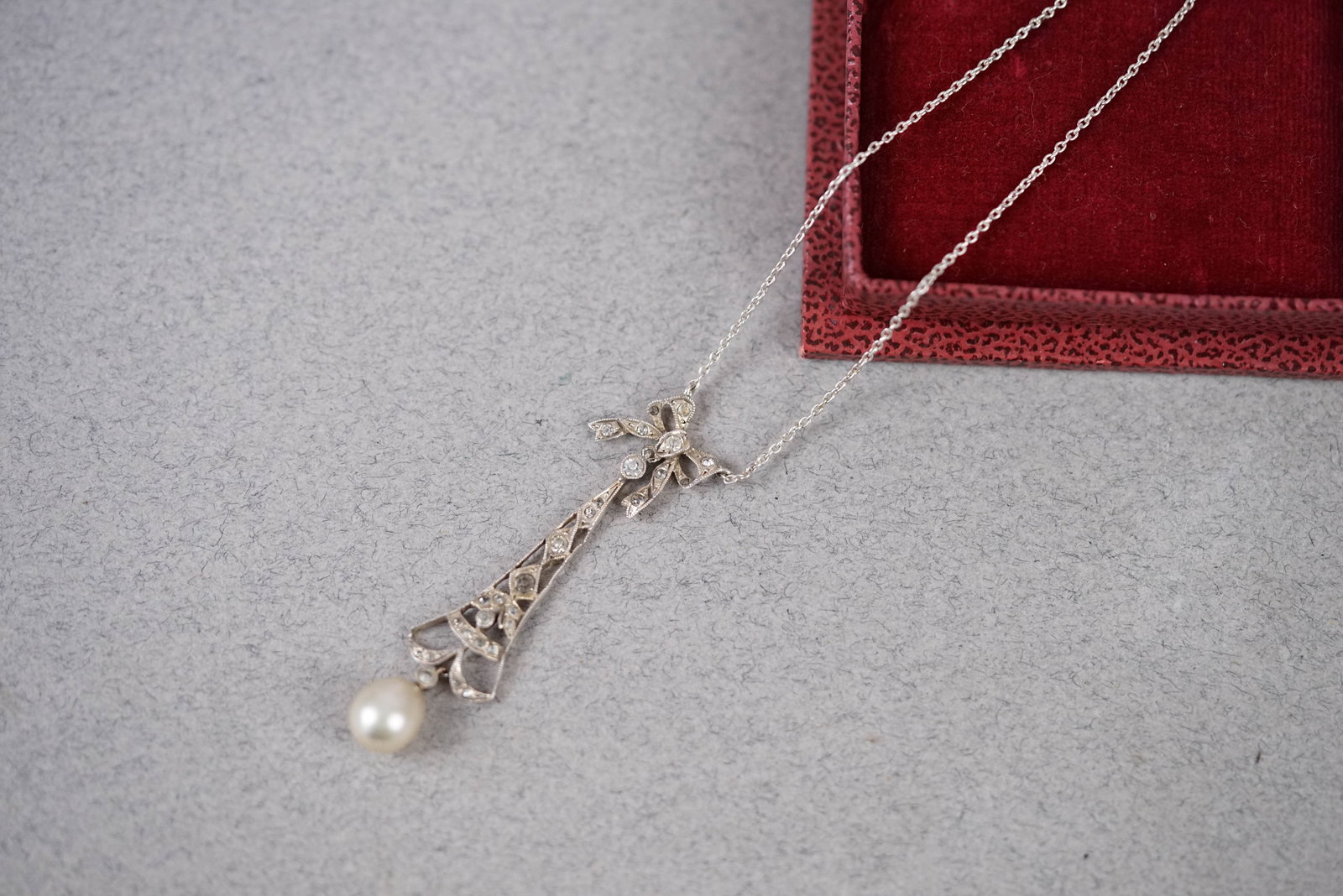 9CT WHITE GOLD DIAMOND & PEARL NECKLACE: 9ct white gold diamond and pearl necklace gross weight 3.76gms