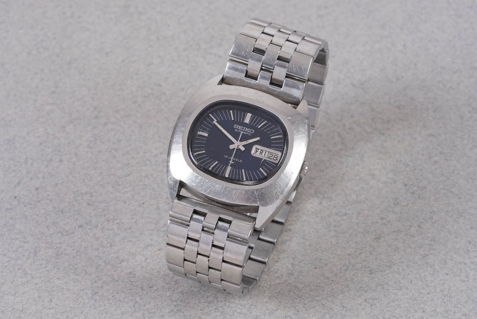 SEIKO AUTOMATIC DAY DATE REF. 7006-5000: SEIKO AUTOMATIC DAY DATE REF. 7006-5000, this watch is a ref. 7006-5000 and is fitted with a TV dial and day/date window. Baton hour markers and hands. The 40 mm steel case is fitted with a crown and