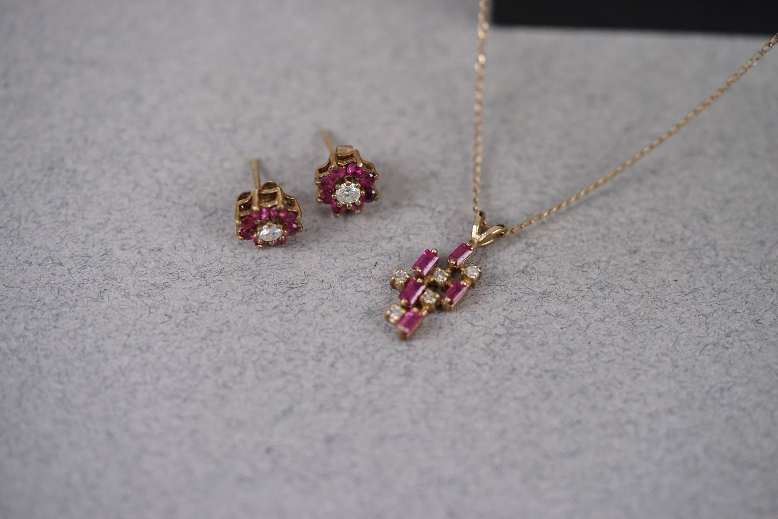 9CT GOLD RUBY & DIAMOND SET NECKLACE & EARRING STUDS W/ BOX - 2