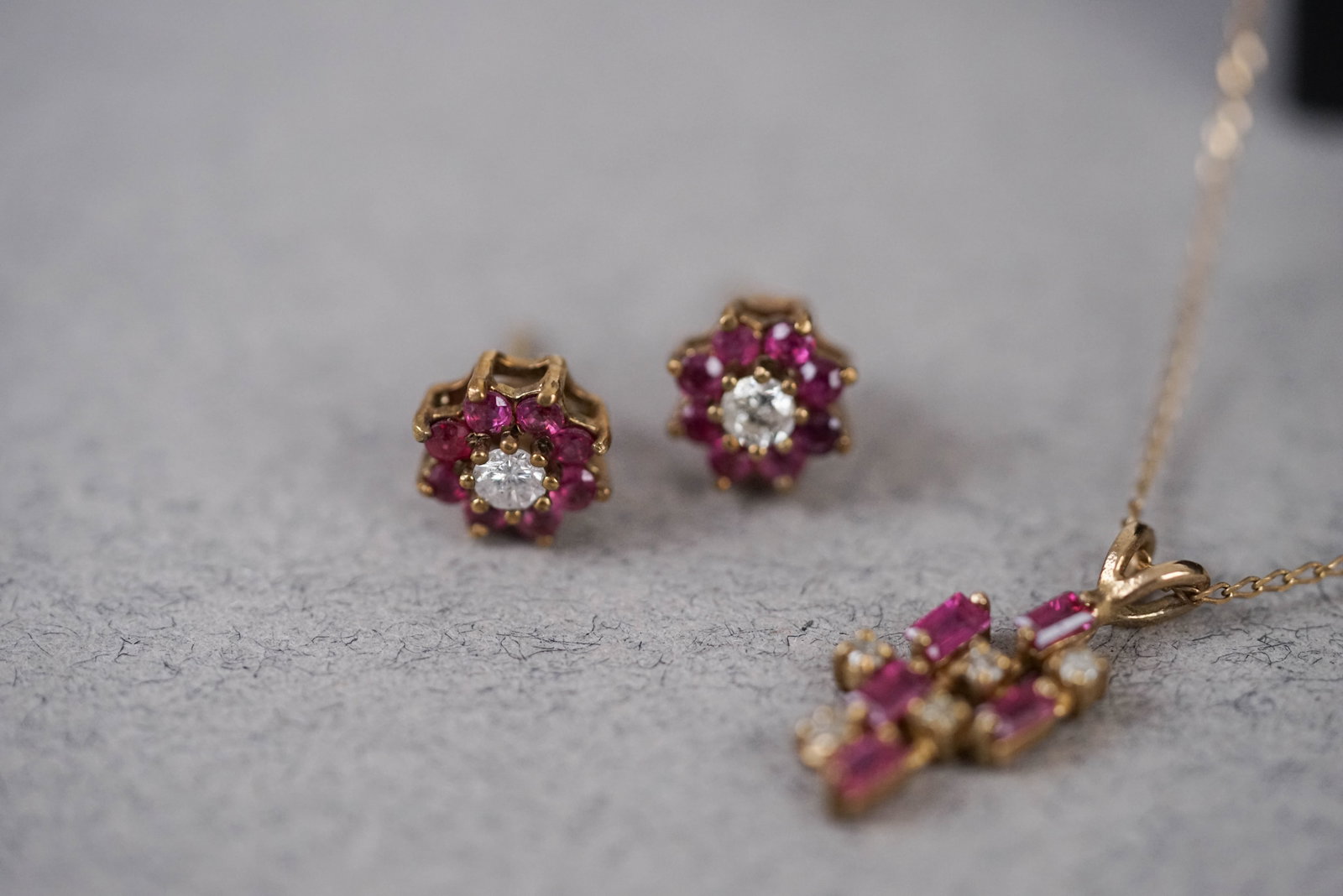 9CT GOLD RUBY & DIAMOND SET NECKLACE & EARRING STUDS W/ BOX - 6