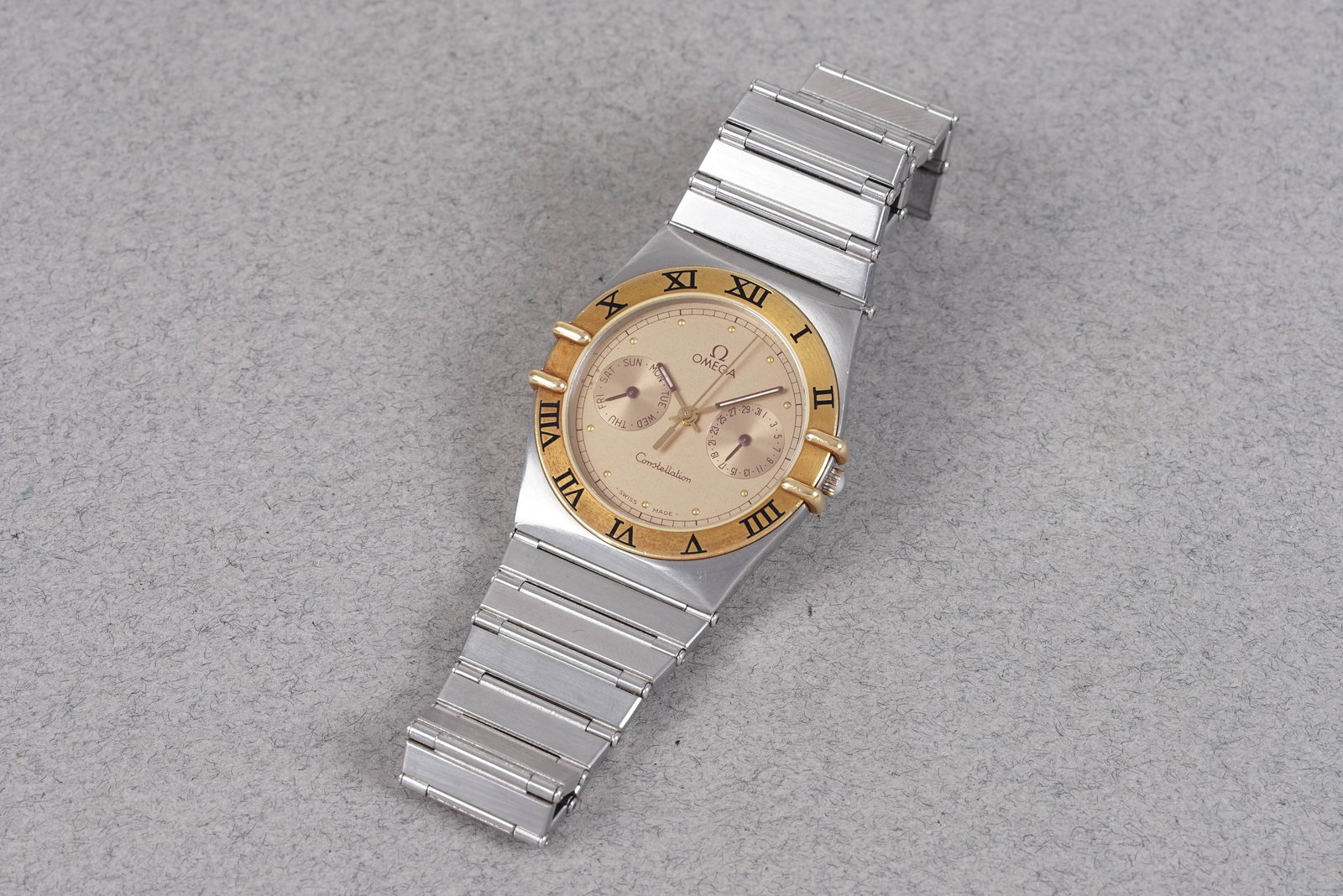 OMEGA CONSTELLATION STEEL & GOLD CALENDAR WRISTWATCH: OMEGA CONSTELLATION STEEL & GOLD CALENDAR WRISTWATCH, this watch is fitted with a circular gold coloured dial with twin sub dials, baton hour markers and hands. The 33mm steel and gold case is