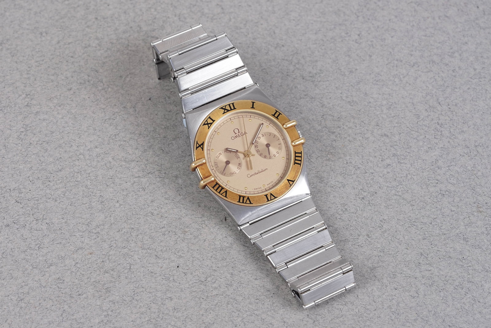 OMEGA CONSTELLATION STEEL & GOLD CALENDAR WRISTWATCH - 2