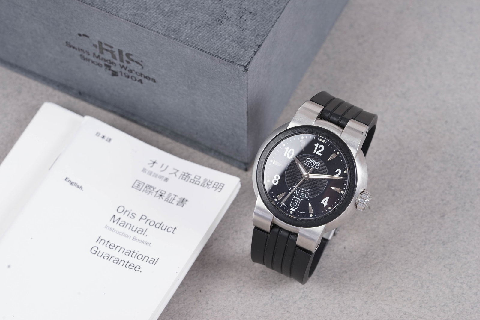 ORIS AUTOMATIC DAY DATE W/ BOX & GUARANTEE PAPERS REF. 7518 CIRCA 2001: ORIS AUTOMATIC DAY DATE W/ BOX & GUARANTEE PAPERS REF. 7518 CIRCA 2001, this watch is a ref. 7518 and is fitted with a circular black dial with a day and date window, applied silver hour markers