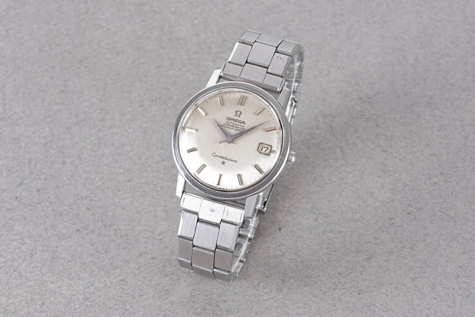 OMEGA CONSTELLATION DATE AUTOMATIC CHRONOMETER: OMEGA CONSTELLATION DATE AUTOMATIC CHRONOMETER, this watch is fitted with a circular silver dial with a date window, applied hour markers and hands. The 35mm stainless steel case is fitted with a crow