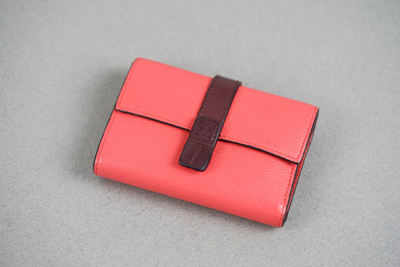 LOEWE PINK & BURGUNDY LEATHER WALLET PURSE: LOEWE PINK & BURGUNDY LEATHER WALLET, width 11.5cm, height 8.5cm, depth 2cm. If you have any questions regarding this lot please contact us. For further information on our auction, please refer