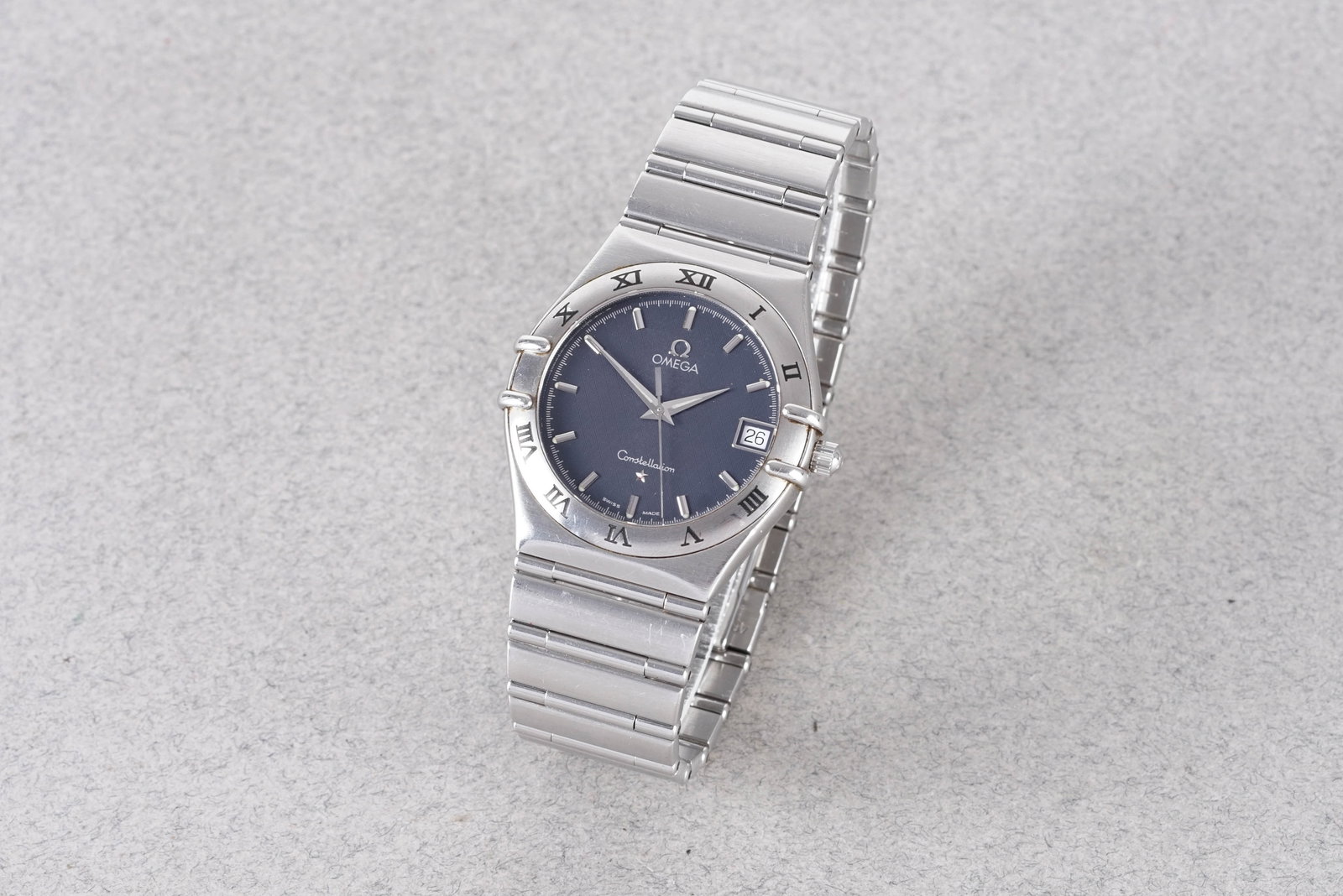 OMEGA CONSTELLATION DATE REF. 1512.40: OMEGA CONSTELLATION DATE REF. 1512.40, this watch is a ref. 1512.40 and is fitted with a circular black dial with a date window, applied hour markers and hands. The 33mm stainless steel case is