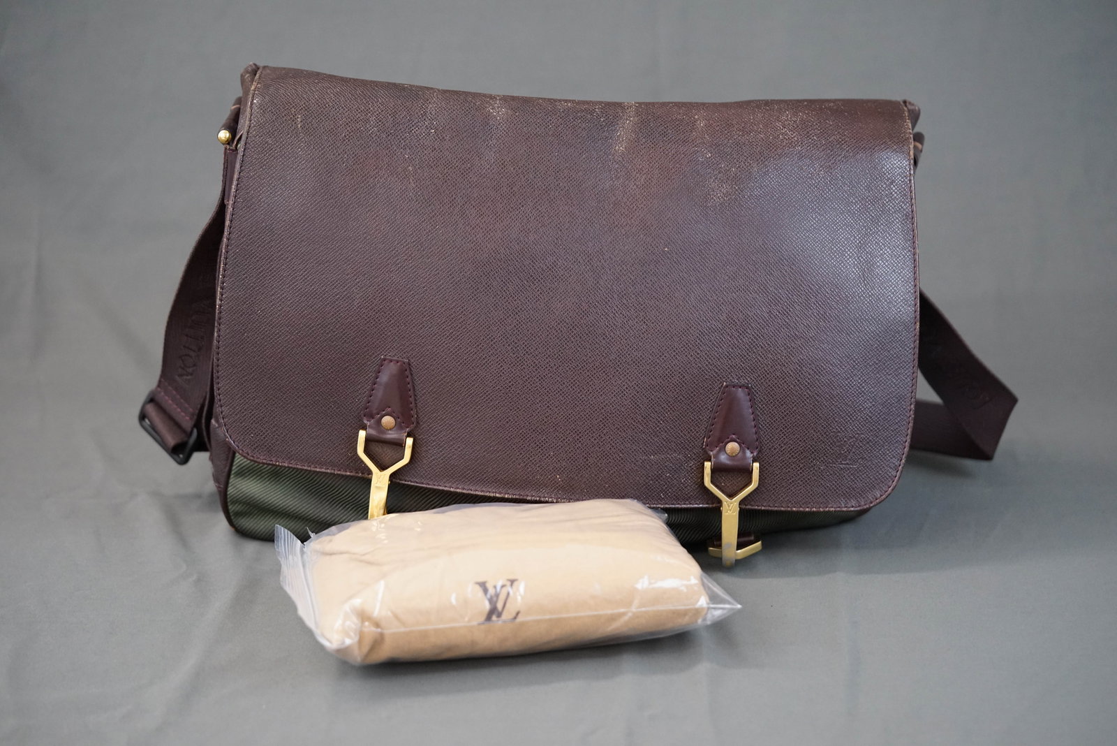 LOUIS VUITTON TAIGA DELVAUX SHOULDER BAG M30166 SP1022: LOUIS VUITTON TAIGA DELVAUX SHOULDER BAG M30166 SP1022, condition rank b, width 40cm, height 29cm, depth 10cm. If you have any questions regarding this lot please contact us. For further information