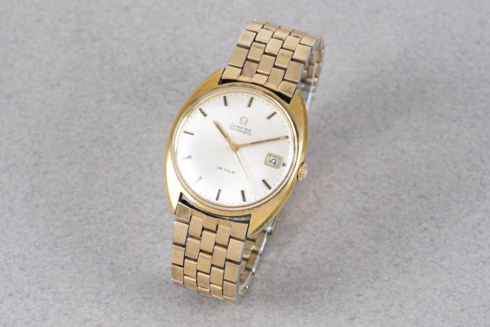 OMEGA SEAMASTER DE VILLE AUTOMATIC DATE WRISTWATCH: OMEGA SEAMASTER DE VILLE AUTOMATIC DATE WRISTWATCH, this watch is fitted with a white round dial with date window, baton hour markers and hands. The 34mm gold plated case is fitted with an omega