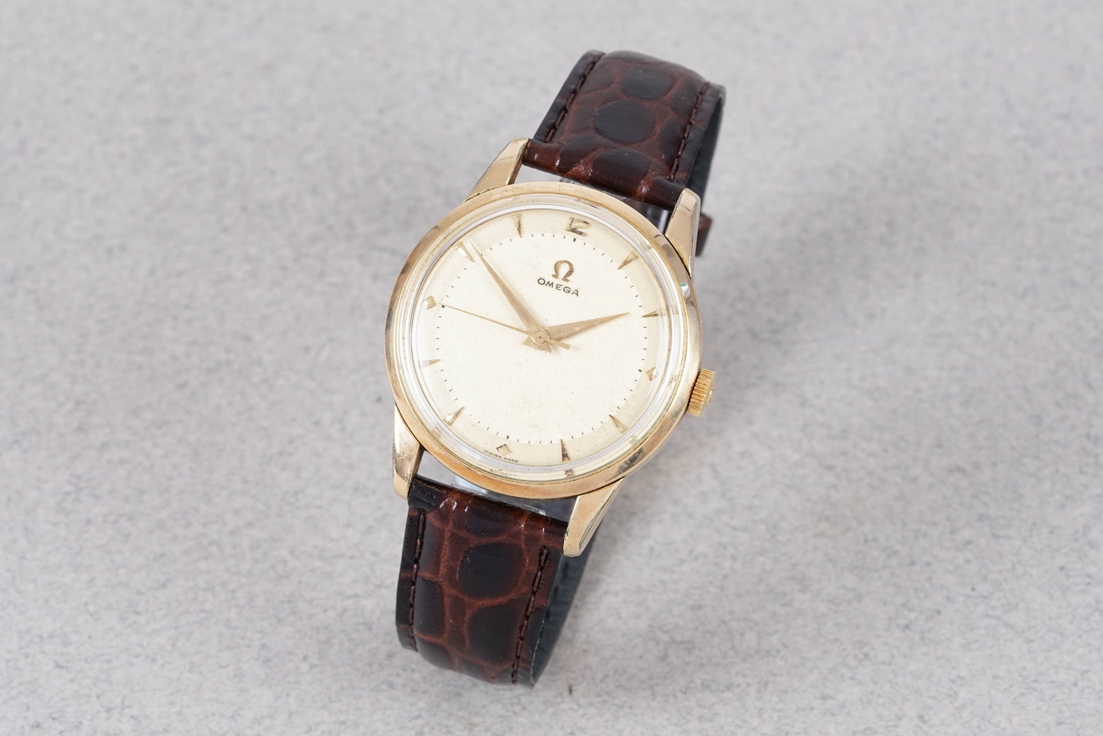 OMEGA OVERSIZE GOLD FILLED REF. 2498-7: OMEGA OVERSIZE GOLD FILLED REF. 2498-7, this watch is a ref. 2498-7 and is fitted with a off white round dial, dagger hour markers and hands. The 35mm gold filled case is fitted with an omega crown
