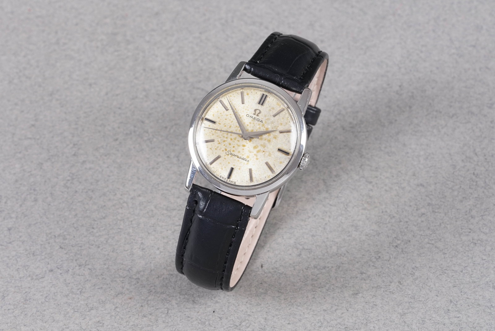 OMEGA SEAMASTER WRISTWATCH REF. 135.005: OMEGA SEAMASTER WRISTWATCH REF. 135.005, this watch is fitted a circular patina dial with baton hour markers and dagger hands. The 33mm steel case is in good condition, omega crown and a screw down
