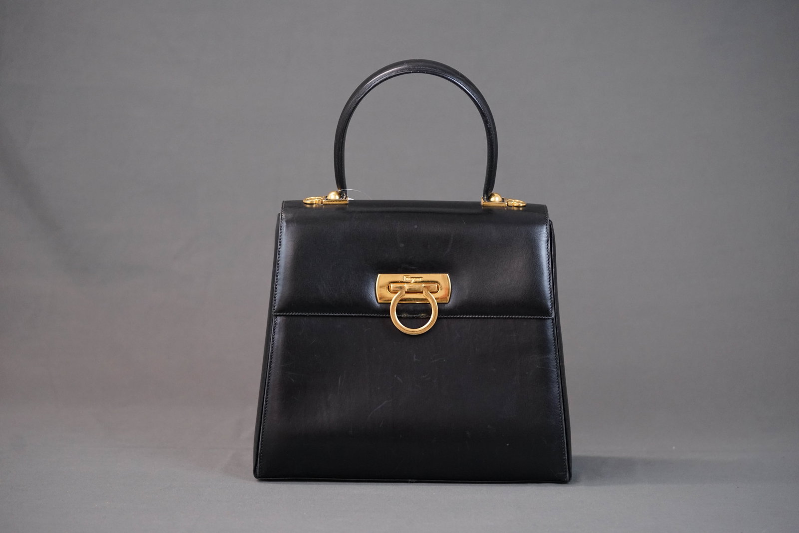 SALVATORE FERRAGAMO GANCINI HANDBAG: SALVATORE FERRAGAMO GANCINI HANDBAG, width 27cm, height 22cm, depth 10cm. If you have any questions regarding this lot please contact us. For further information on our auction, please refer to our T