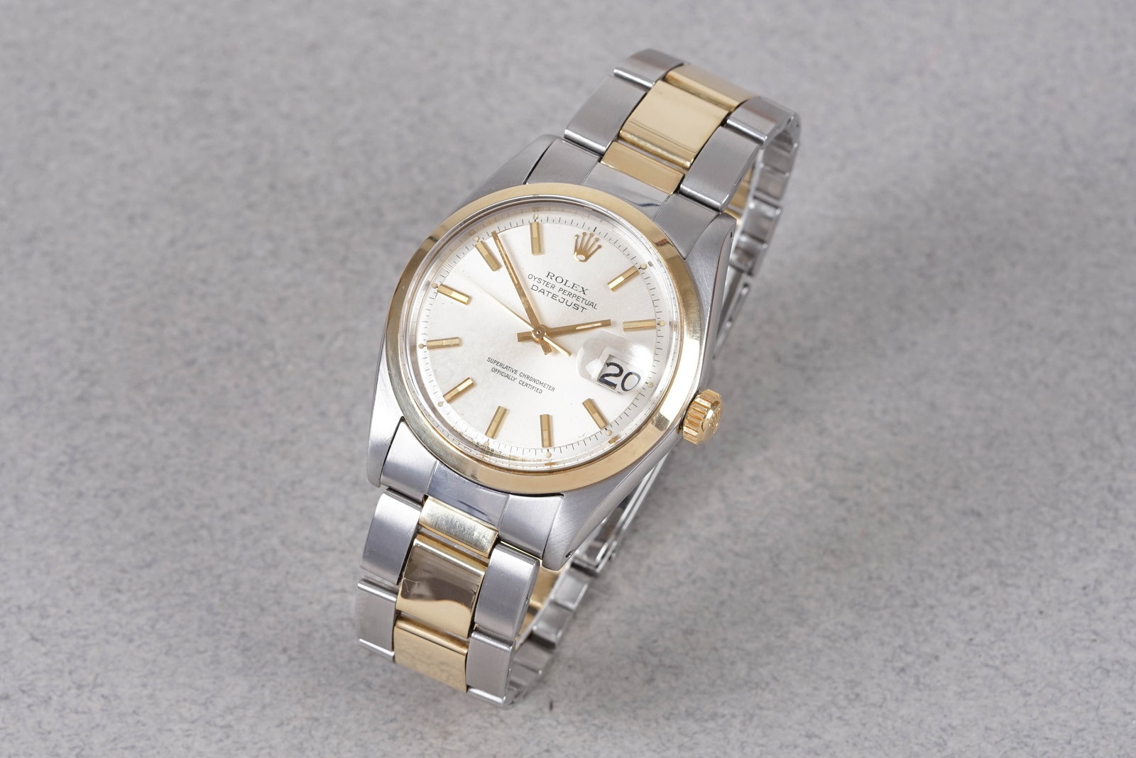 ROLEX OYSTER PERPETUAL DATEJUST STEEL & GOLD REF. 1600 CIRCA 1968: ROLEX OYSTER PERPETUAL DATEJUST STEEL & GOLD REF. 1600 CIRCA 1968, this watch is a ref. 1600 and is fitted with a round white dial with date window, gold coloured baton hour markers and hands. The
