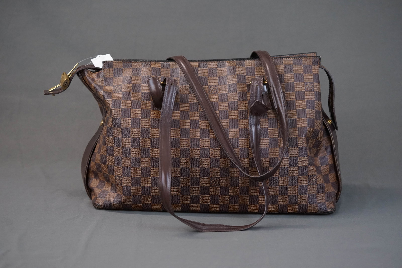 LOUIS VUITTON DAMIER CHELSEA SHOULDER BAG N51119 TH4018: LOUIS VUITTON DAMIER CHELSEA SHOULDER BAG N51119 TH4018, width 40.5cm, height 25cm, depth 14cm. If you have any questions regarding this lot please contact us. For further information on our auction,