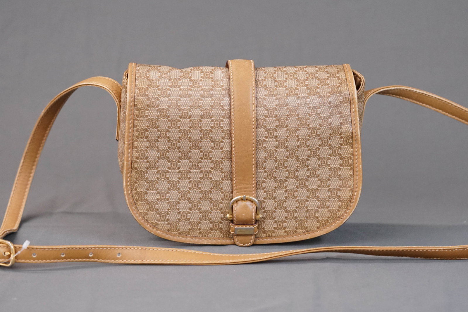 CELINE MACADAM BROWN SHOULDER BAG: CELINE MACADAM BROWN SHOULDER BAG, width 21cm, height 14cm, depth 5cm. If you have any questions regarding this lot please contact us. For further information on our auction, please refer to our T