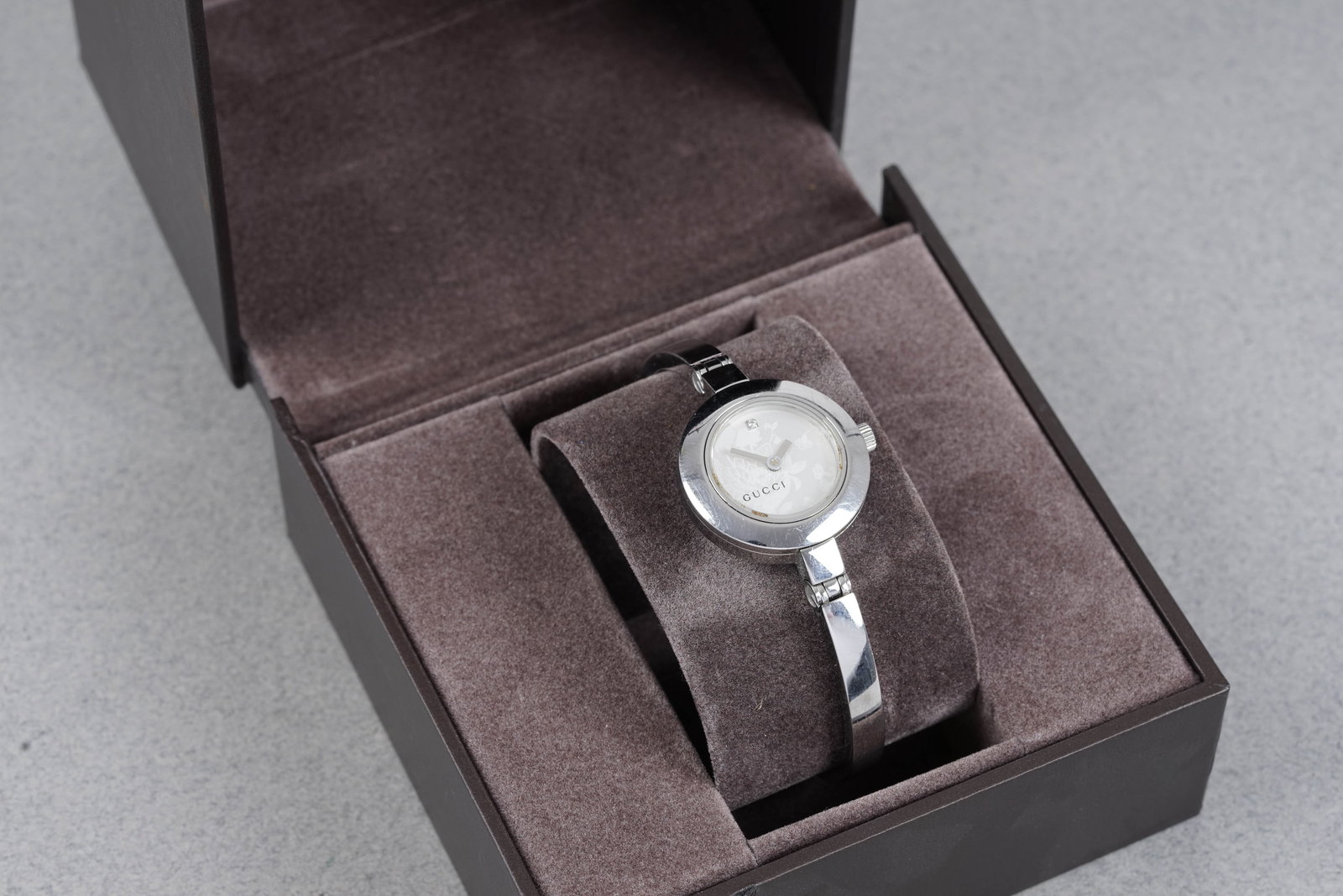 GUCCI DIAMOND DOT W/ BOX & GUARANTEE CARD REF. 105 - 2