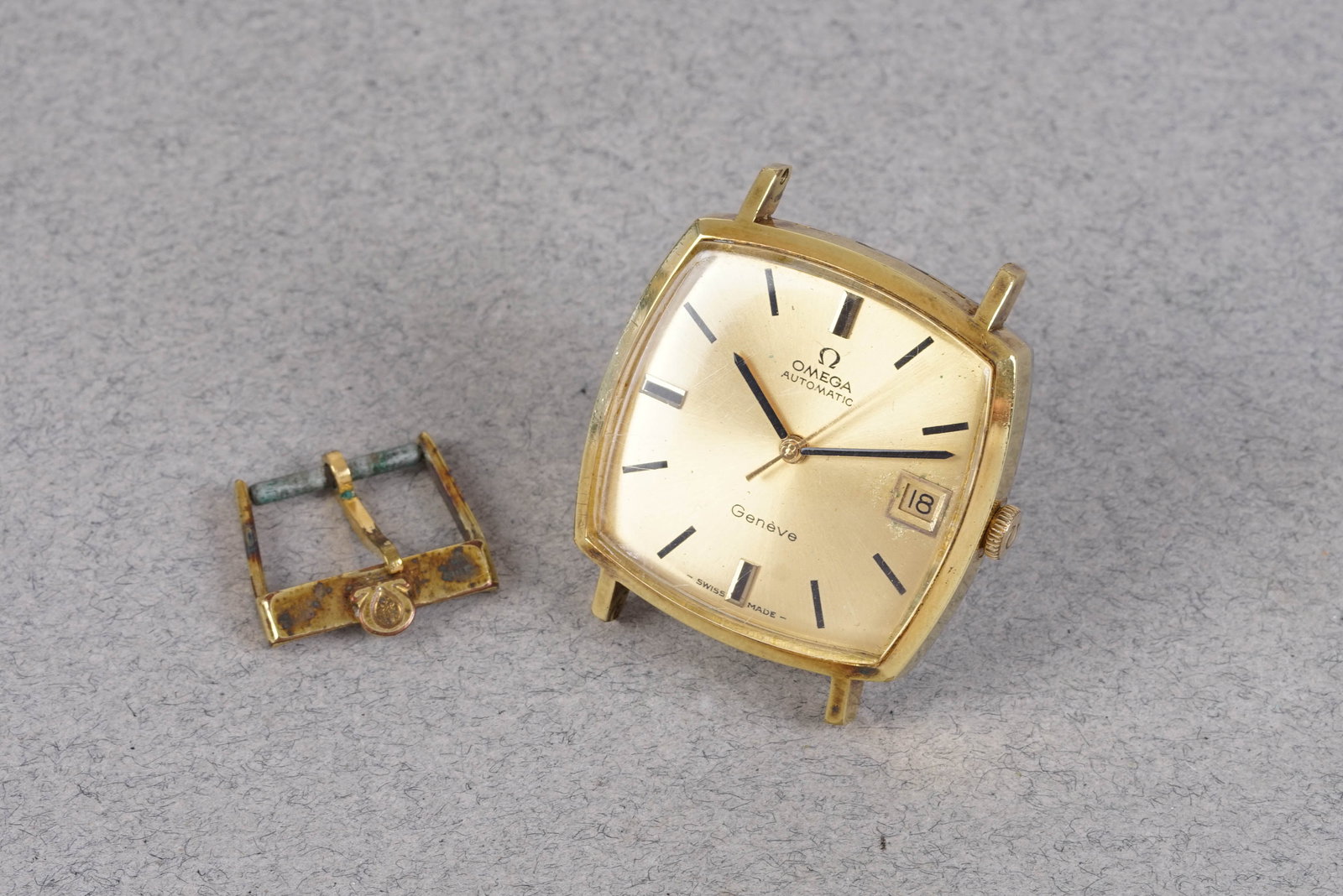 OMEGA GENEVE AUTOMATIC DATE GOLD PLATED REF. 162.010: OMEGA GENEVE AUTOMATIC DATE GOLD PLATED REF. 162.010, this watch is a ref. 162.010 and is fitted with a square gold coloured dial with a date window, baton hour markers and hands. The 31mm plated