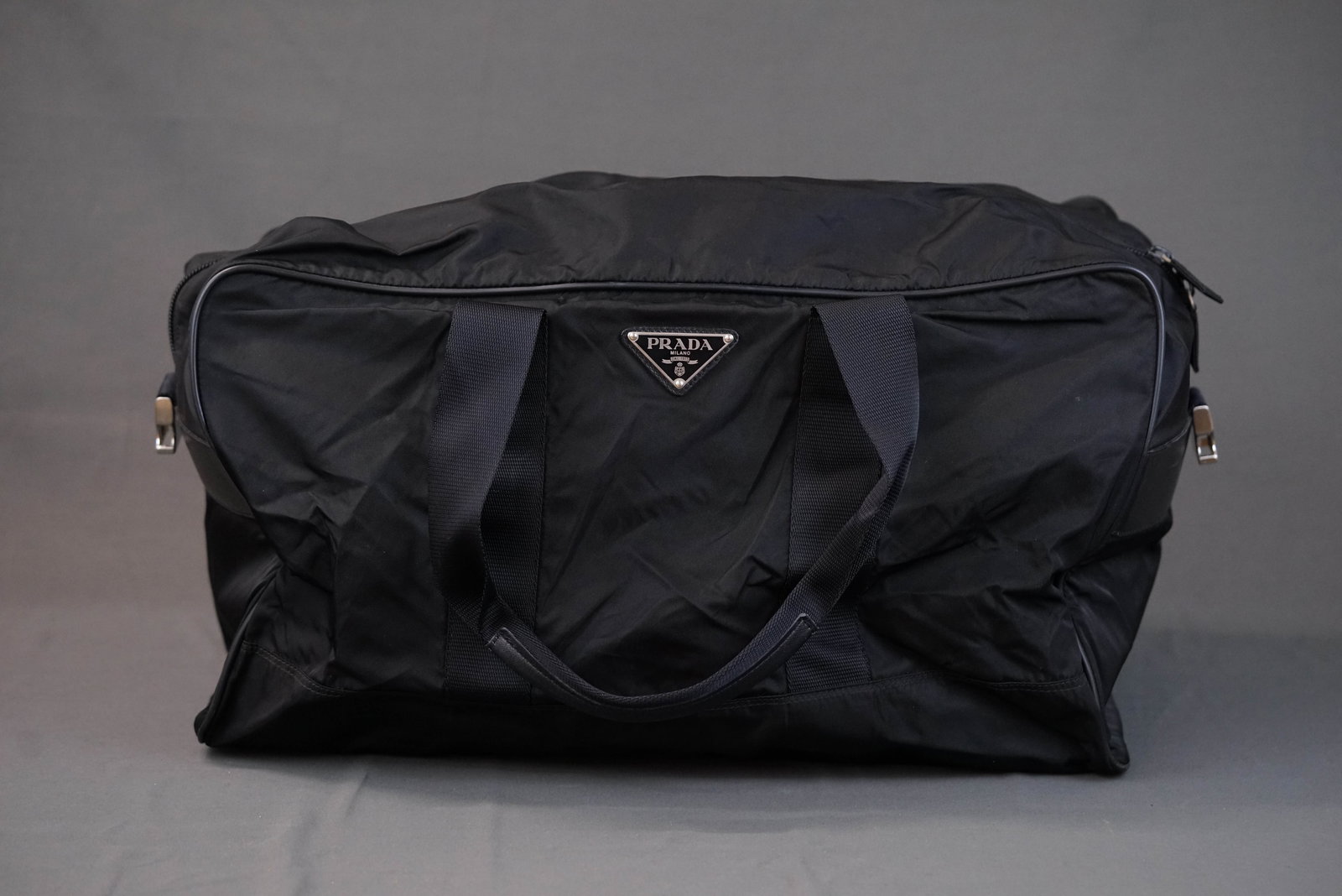 PRADA POCONO BOSTON BAG BLACK NYLON: PRADA POCONO BOSTON BAG BLACK NYLON, width 52cm, height 30cm, depth 30cm. If you have any questions regarding this lot please contact us. For further information on our auction, please refer to our T 